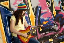Girl With Guitar And Graffiti Wall Royalty Free Stock Images Girl With Guitar And Graffiti Wall Royalty Free Stock Images