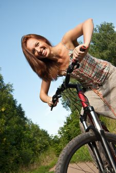 Pretty Young Woman With Bicycle In A Park Smiling Royalty Free Stock Images Pretty Young Woman With Bicycle In A Park Smiling Royalty Free Stock Images