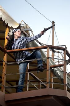 Woman With Gun Royalty Free Stock Images Woman With Gun Royalty Free Stock Images