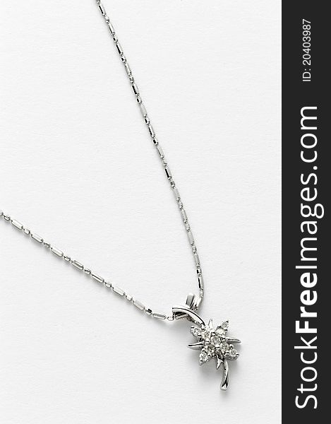 Necklace with flower shape and diamonds