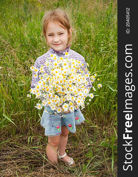 Girl with a bouquet of daisies field