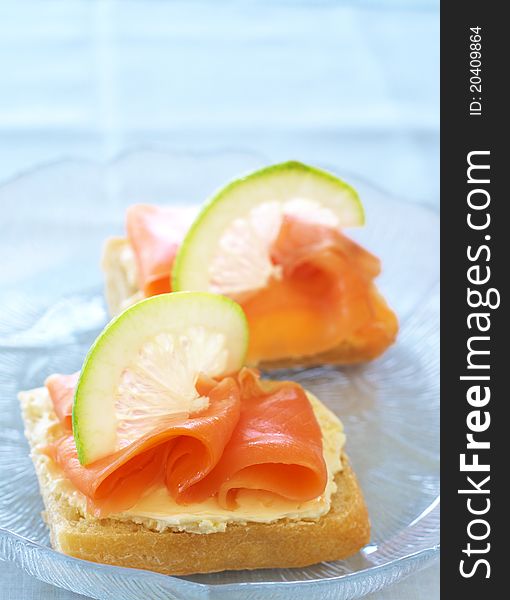 Smoked salmon and cream cheese on white bread