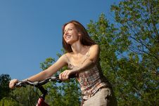 Pretty Young Woman With Bicycle In A Park Smiling Royalty Free Stock Images Pretty Young Woman With Bicycle In A Park Smiling Royalty Free Stock Images