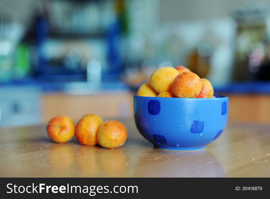 An image of a bowl with fresh orange apricots