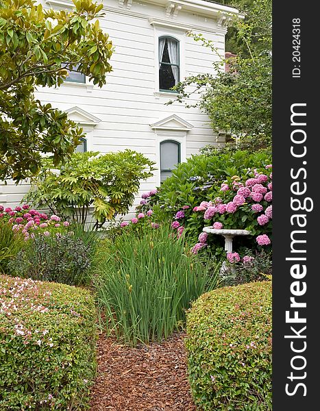 Vintage wealthy house in California - backyard perspective