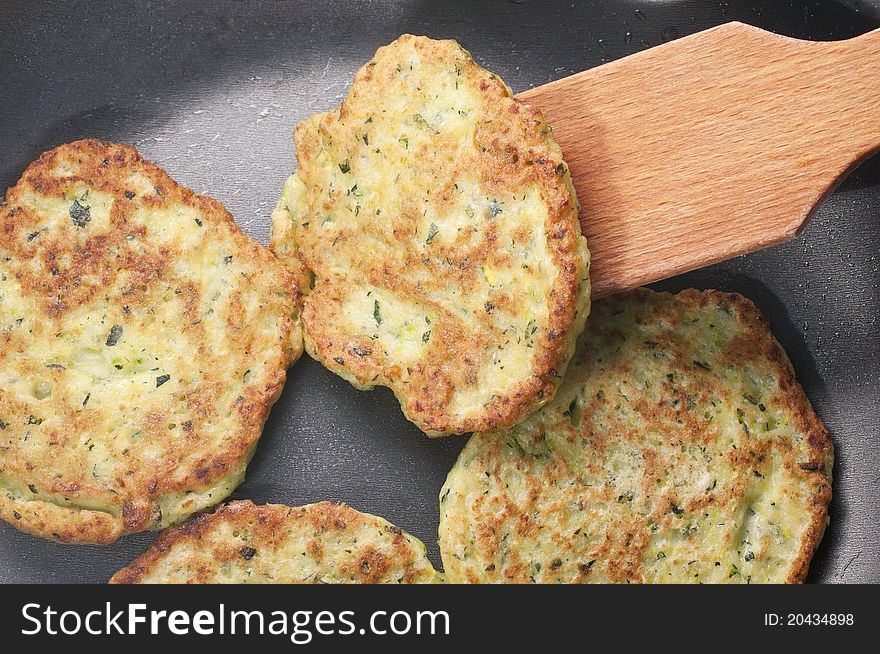 Marrow pancakes in the frying pan