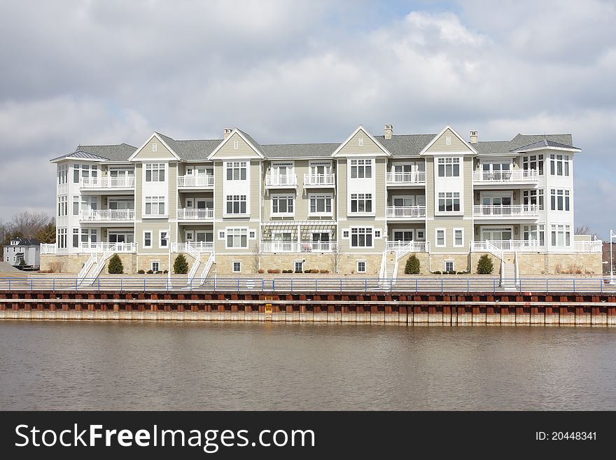 A three sotry waterfront hotel building