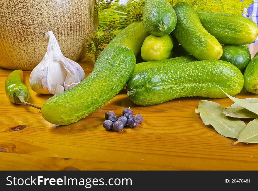 Polish garlic cucumbers (ingredients)