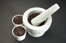 Pestle And Mortar With Black Pepper Royalty Free Stock Images Pestle And Mortar With Black Pepper Royalty Free Stock Images