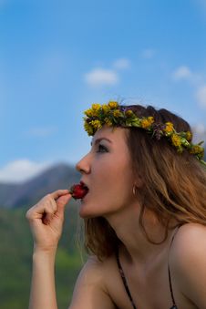Beautiful Woman In The Wreaths Of Dandelions Eating Royalty Free Stock Image