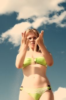 Smiling Woman In Bikini With Sand Royalty Free Stock Photography Smiling Woman In Bikini With Sand Royalty Free Stock Photography
