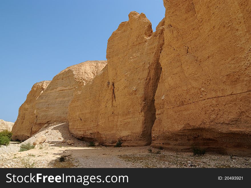 Stone wall in the desert converging in perspective