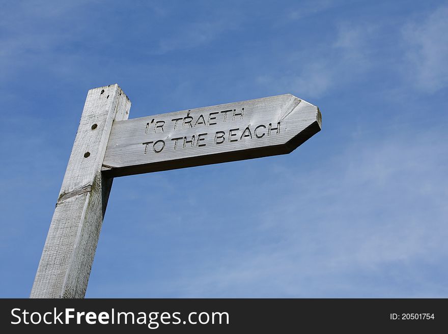 Sign in English and Welsh showing the way to the beach