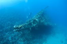 Divers Exploring A Large Shipwreck Royalty Free Stock Images Divers Exploring A Large Shipwreck Royalty Free Stock Images