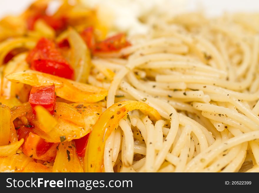 Fresh pasta with pepper and tomato