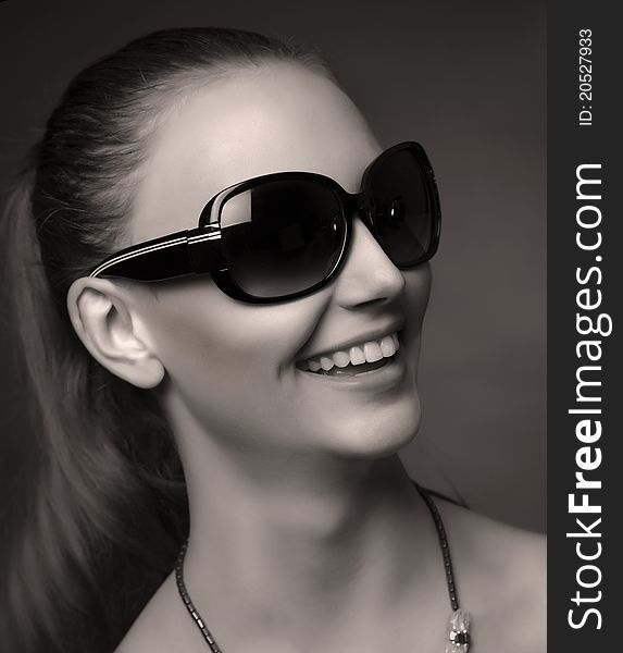 Smiling fashionable girl with sunglasses