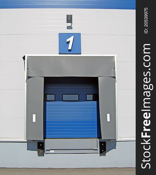 Terminal for truck loading or discharge with closed gates. Terminal for truck loading or discharge with closed gates