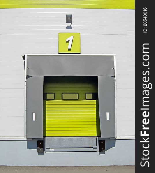 Terminal for truck loading or discharge with closed gates. Terminal for truck loading or discharge with closed gates