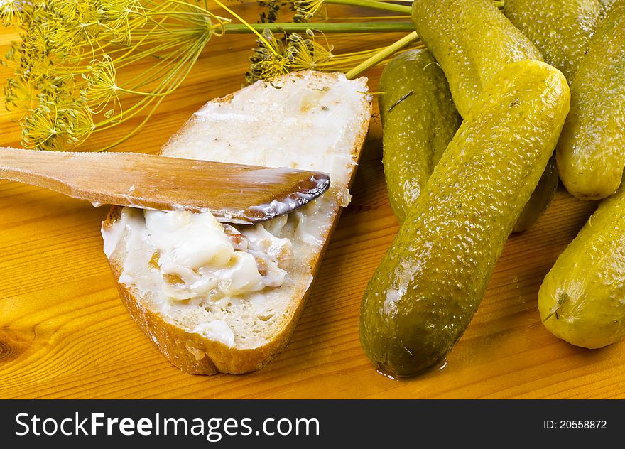 Polish garlic cucumbers and crackling fat