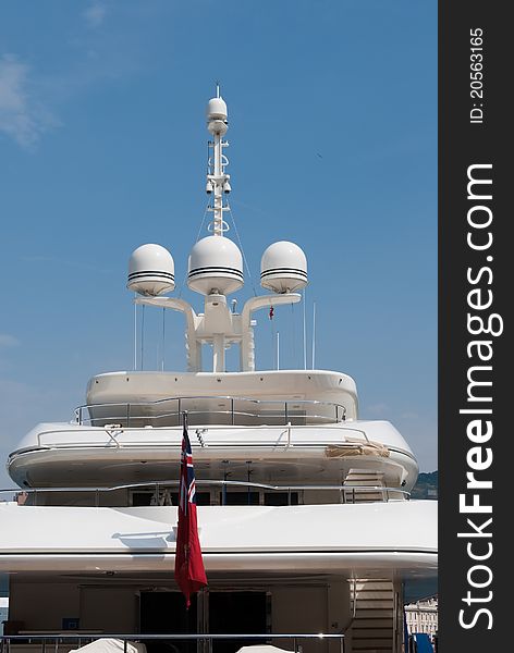 Radar and telecommunications apparatus of a yacht