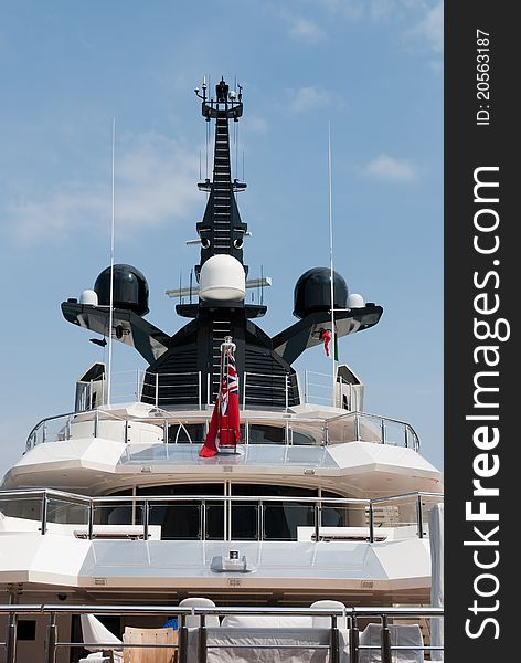 Radar and telecommunications apparatus of a yacht