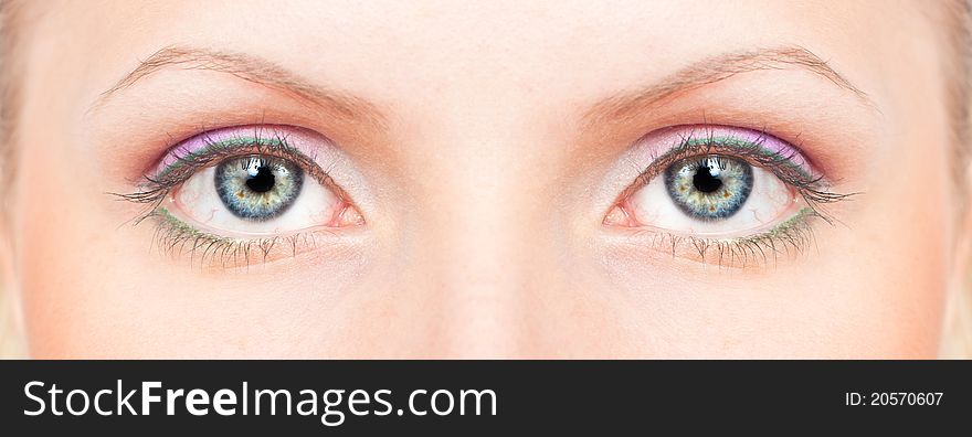 Close-up a woman's beautiful blue-green eyes