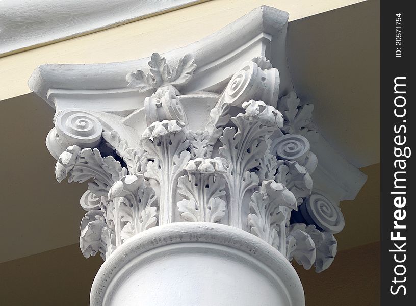 Building part in classical style with a capital of the Corithian warrant