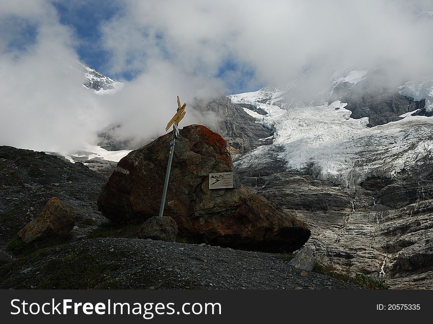 Snow mountain Jungfraujoch in south of Swiss, there has a sign for hiking people. Snow mountain Jungfraujoch in south of Swiss, there has a sign for hiking people