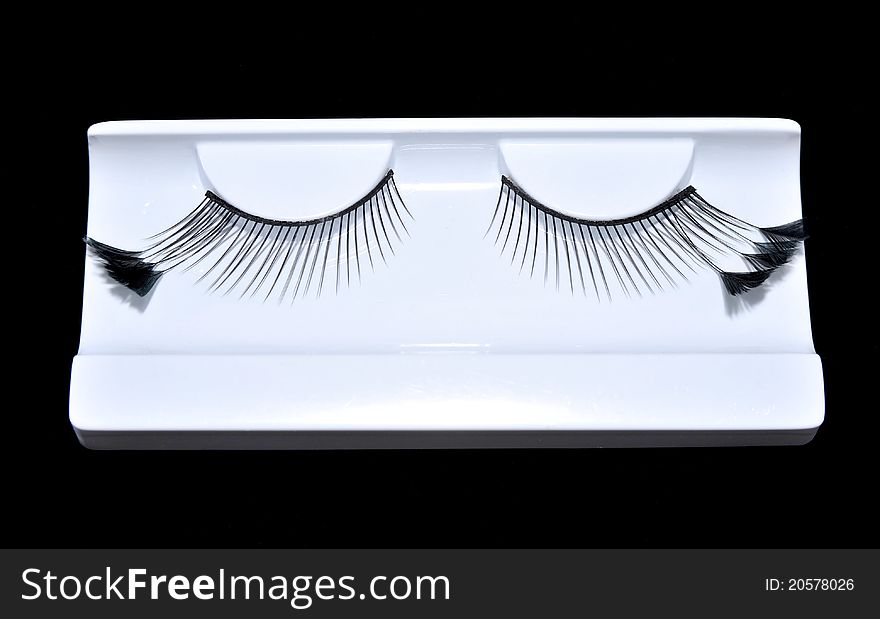 Two artificial eyelashes with feathers