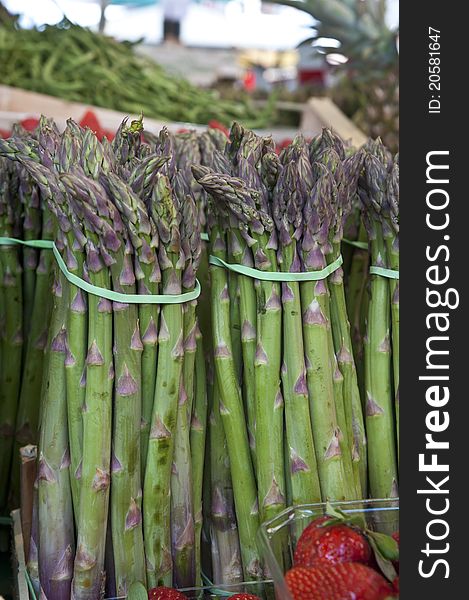 Asparagus bunches for sale in a market