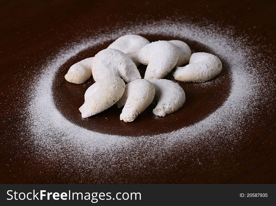 Vanilla crescent cake, with bourbon vanilla and white smooth sugar.