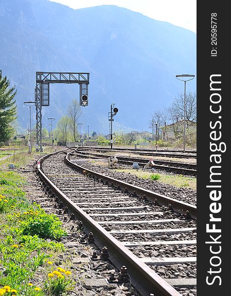 Exchanges with traffic lights and railroad tracks near the station. Exchanges with traffic lights and railroad tracks near the station