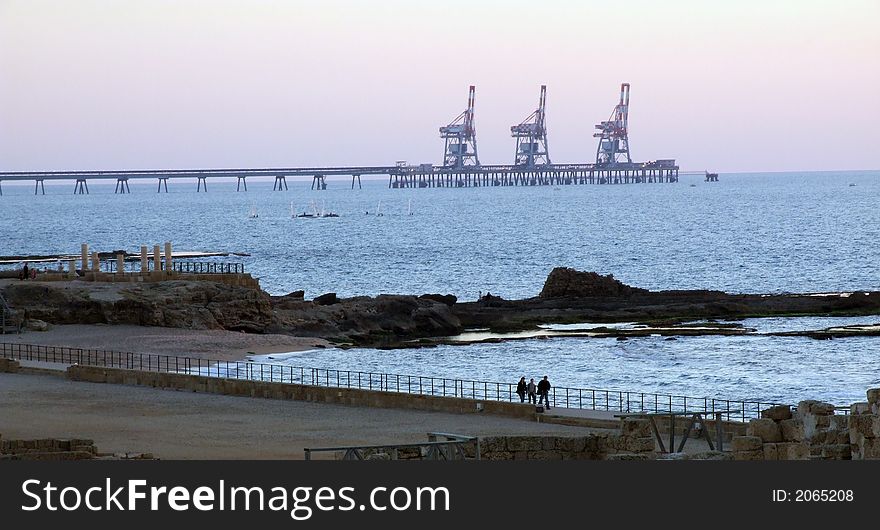 Sea mooring for cargo courts and tankers