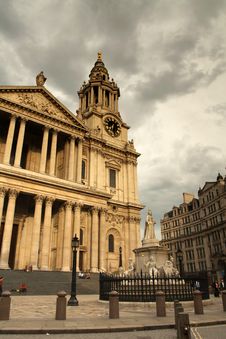 Saint Pauls Cathedral & Queen Victoria Stock Image Saint Pauls Cathedral & Queen Victoria Stock Image