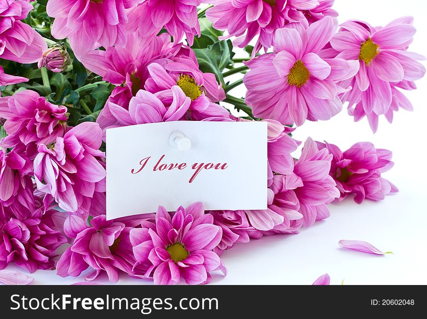 Says I love you on a background of beautiful flowers