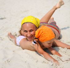 Little Girl With Her Mother At The Beach Royalty Free Stock Images Little Girl With Her Mother At The Beach Royalty Free Stock Images