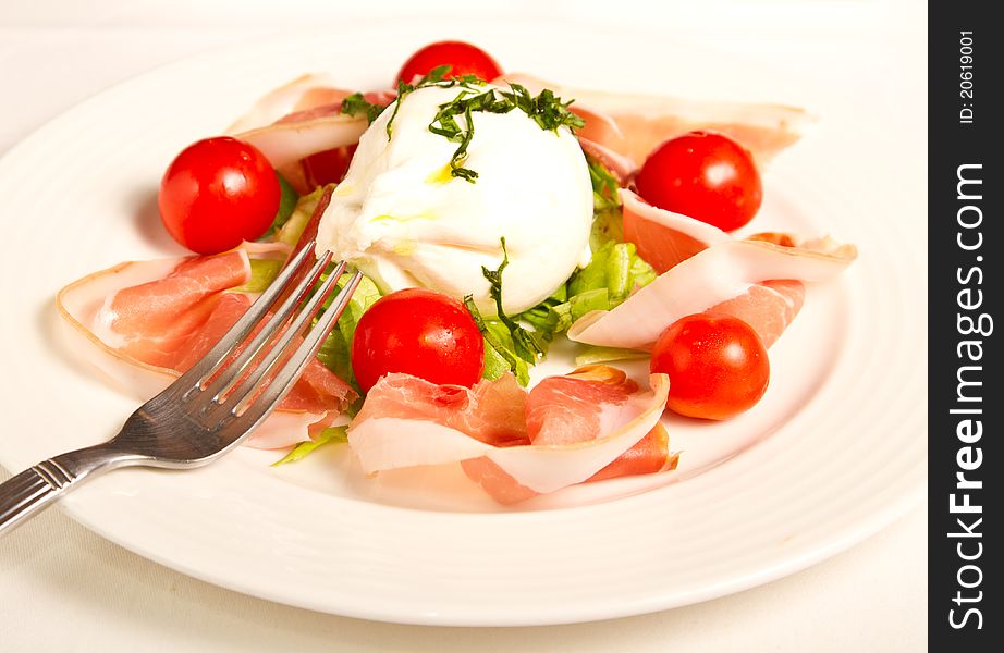 Salad with goat cheese and cherry tomatoes