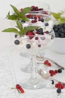 Fresh Fruit Yogurt With Blueberries Royalty Free Stock Photos