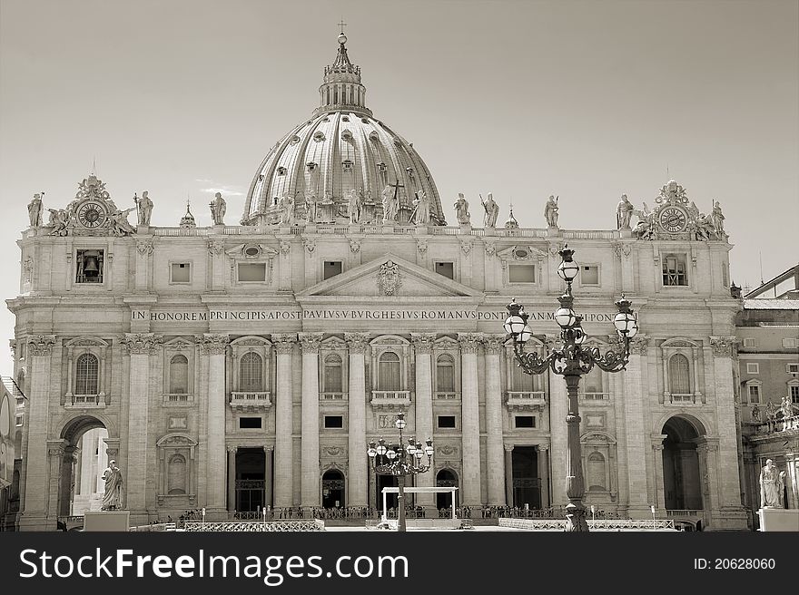 The Saint Peter's Basilica in Vatican, Italia. The Saint Peter's Basilica in Vatican, Italia.