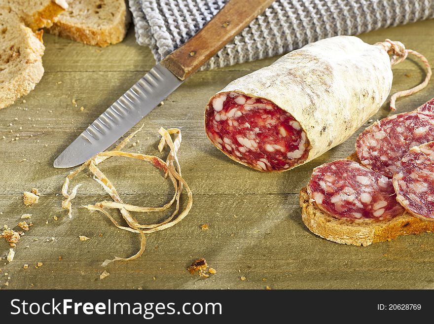 Brotzeit with salami and bred