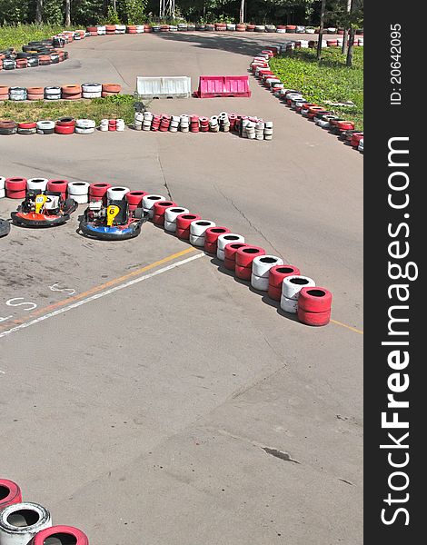 Line for go-kart racing with karts waiting for their drivers at start