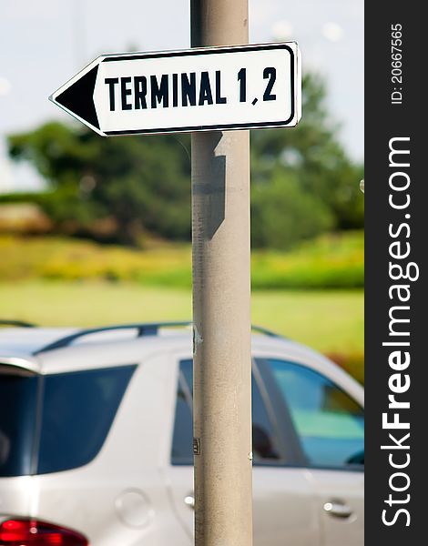 Direction to airport terminals sign