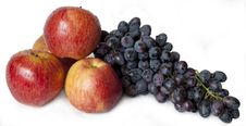 Apples And Grapes Royalty Free Stock Photos Apples And Grapes Royalty Free Stock Photos