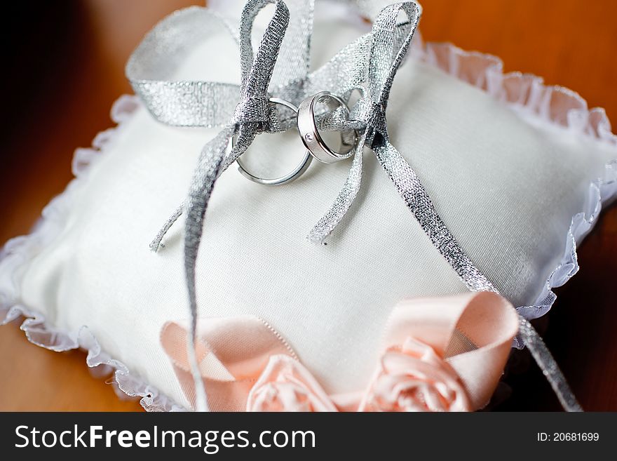 Gold wedding rings on the pink pincushion