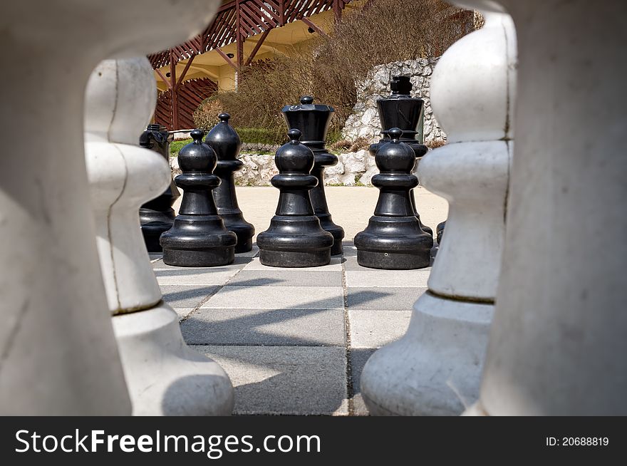 Other points of view in giant chess