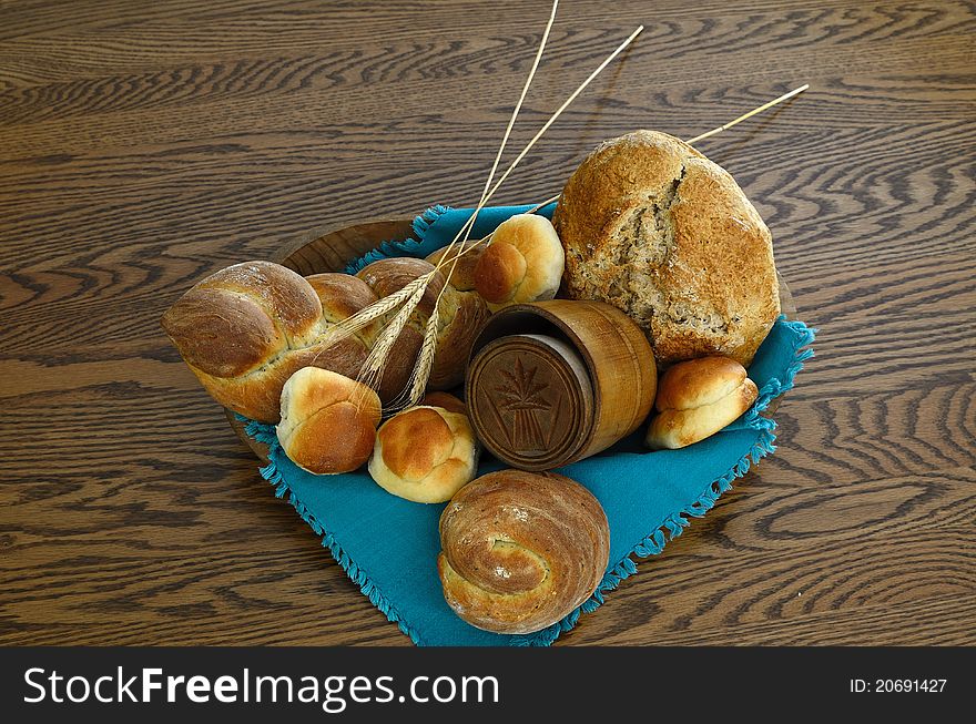 Wooden Bowl With Whole Wheat Breads