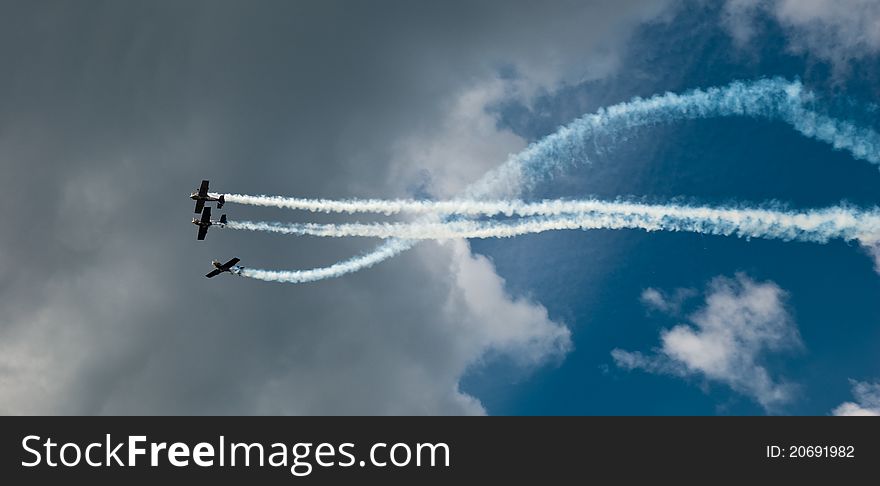 3 airplanes perform aerobatic flying in formation. 3 airplanes perform aerobatic flying in formation