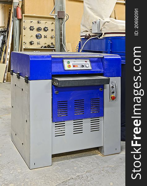 Machine for processing wood