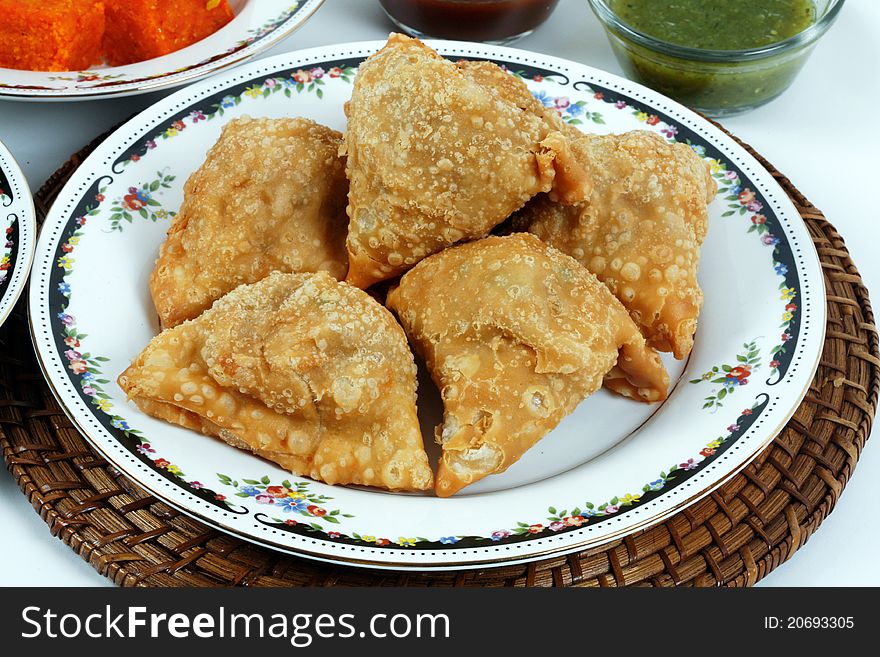 Fresh and hot samosas with sauce in plate
