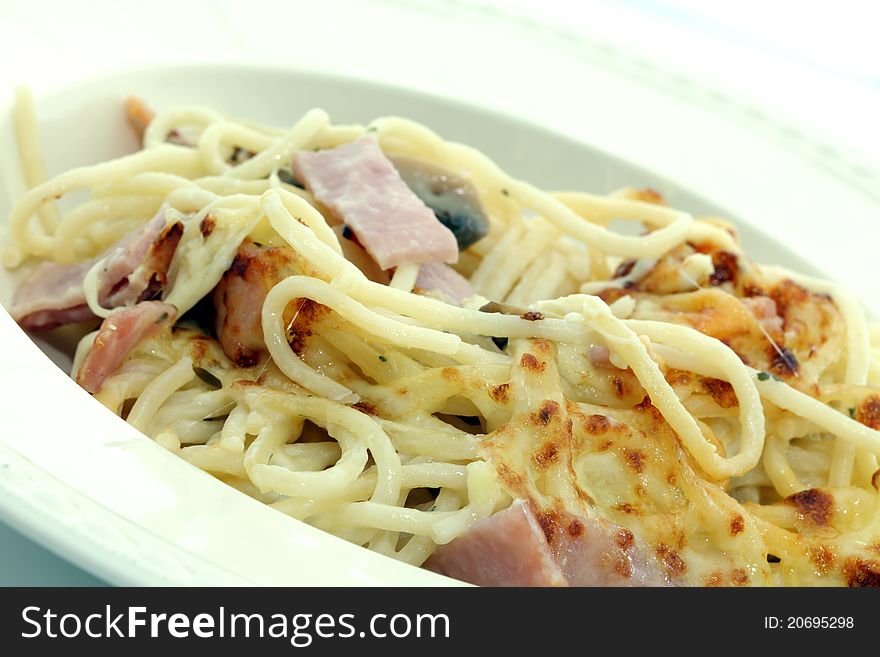 Ham, delicious to eat spaghetti.